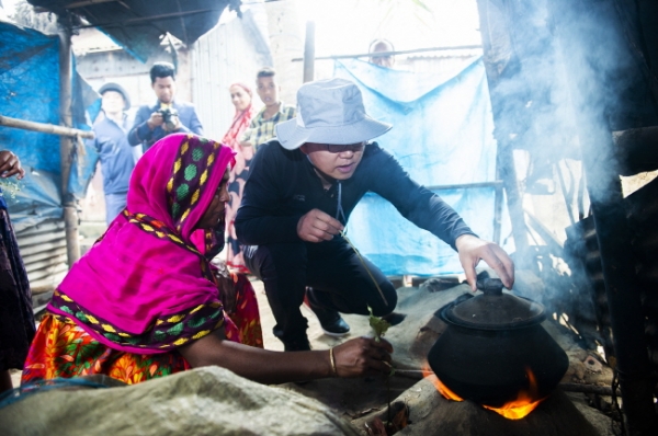 한국중부발전 박형구 사장(오른쪽)이 방글라데시 빈민촌 가정의 쿡스토브 보급을 위해 현지 상황을 살펴보고 있다.