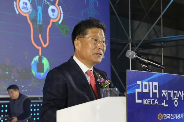 류재선 회장과 김성관 공제조합 이사장이 앞께 전기공사 2019년 비전 선포식을 하고 있다.