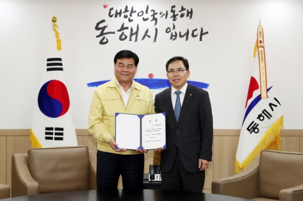 한국철도시설공단 전만경 부이사장이 동해시에 성금을 전달하고 있다.