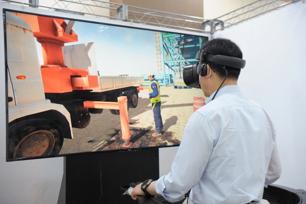 롯데건설 하석주 대표이사가 VR장비를 활용해 낙하물 사고 상황을 체험 중이다.