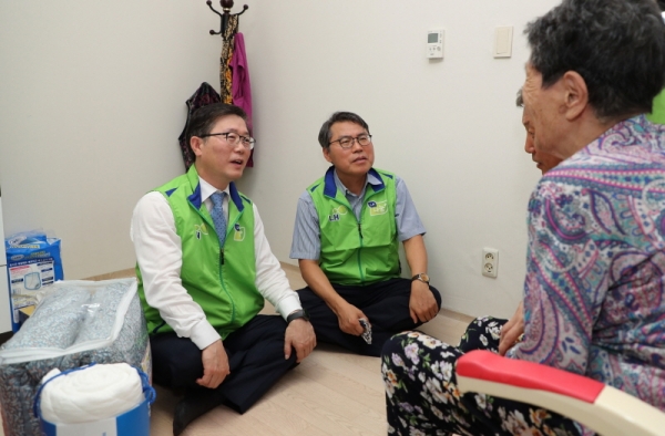 9일 진주 평거2단지를 방문한 변창흠 LH 사장(사진 왼쪽)이 입주민 어르신에게 명절선물을 전달하고 이야기를 나누고 있는 모습.