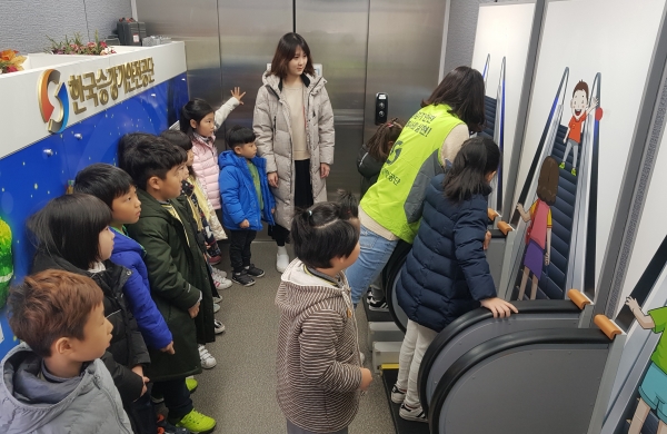지난 15일 승강기안전기술원에서 열린 어린이 승강기 안전체험 교육에서 거창지역 유치원생들이 진지한 표정으로 에스컬레이터 이용방법에 대한 교육을 받고 있다.