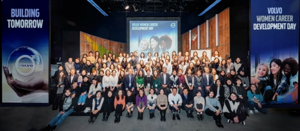 볼보그룹코리아가 여성 임직원 100여 명을 대상으로 서울 한남동에 위치한 블루스퀘어에서 여성 경력 개발의 날(Women Career Development Day)워크샵을 개최한 후 기념사진을 촬영했다.