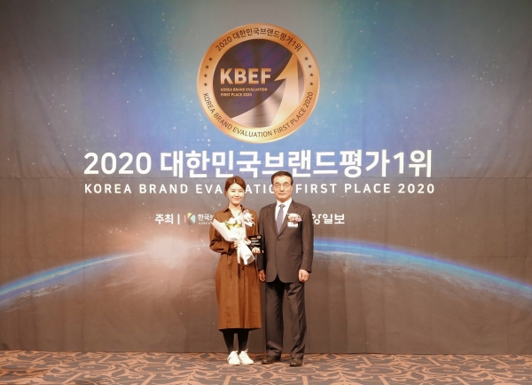 아파트멘터리가 ‘2020 대한민국 브랜드 평가 1위’에서 서비스 혁신 브랜드 부문 대상을  수상했다.