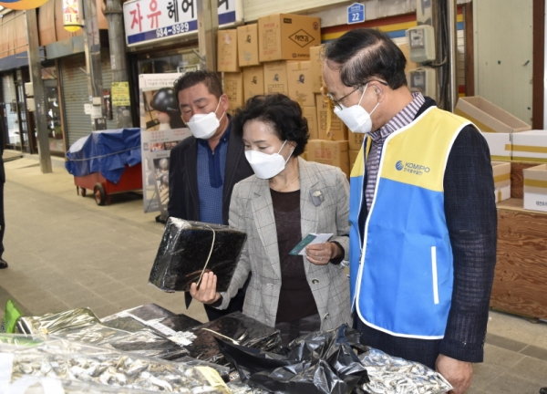 14일 보령전통시장에서 박형구 한국중부발전 사장(오른쪽)이 지역경제화폐로 물품을 구매하고 있다.