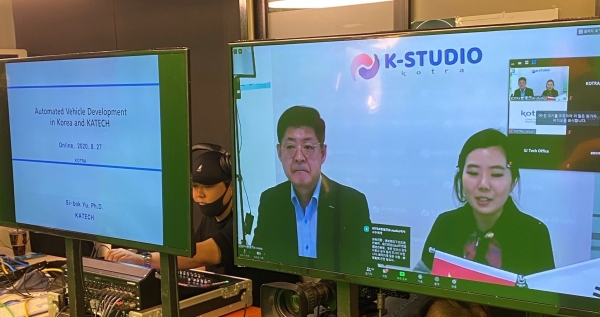 KOTRA가 지난 27일 온라인으로 ‘한·중 미래차 포럼’을 개최했다. 박한진 KOTRA 중국지역본부장(오른쪽에서 두번째) 등 KOTRA 담당자가 중국 베이징무역관에 개설된 K-스튜디오에서 포럼을 진행하고 있다.