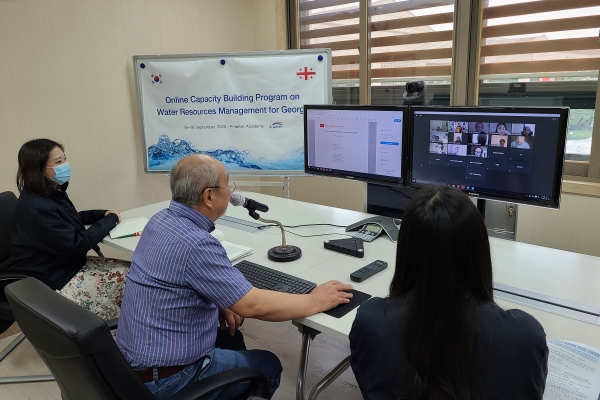 한국수자원공사 직원과 강사진이 조지아수자원공사(UWSCG) 전문  인력을 대상으로 ‘상하수도 전문역량강화’ 국제교육을 온라인으로 진행하고 있다.