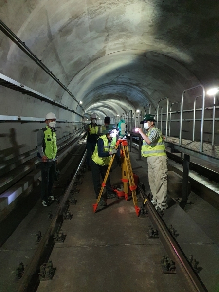 한국국토정보공사 직원들이 지난해 지하공간통합지도 구축을 위해 경기도 일대 지하시설물을 측량하고 있는 모습이다(제공:LX)