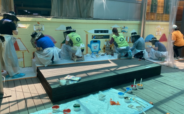 한국승강기안전공단 경기강원지여본부 직원들이 13일 산본전통시장에서 벽화그리기 봉사활동을 실시하고 있다.