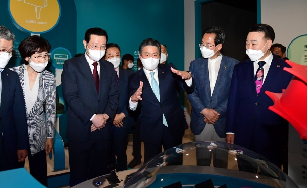 한국전력은 광주광역시 시민들에게 에너지신기술에 관한 특별한 경험을 선사하는 에너지 체험·교육의 장인 '에너지파크'를 개관했다.(왼쪽 네번째 정승일 사장)(=제공 한국전력공사)