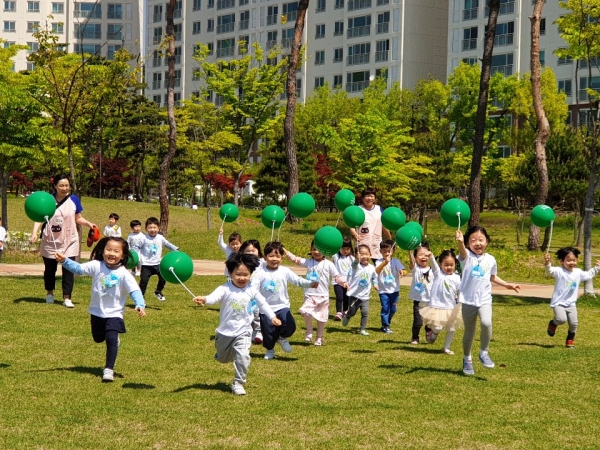 지난 2019년 충북오창 사랑으로 부영 어린이집에서 어린이날 행사를 하고 있는 모습(제공 부영)