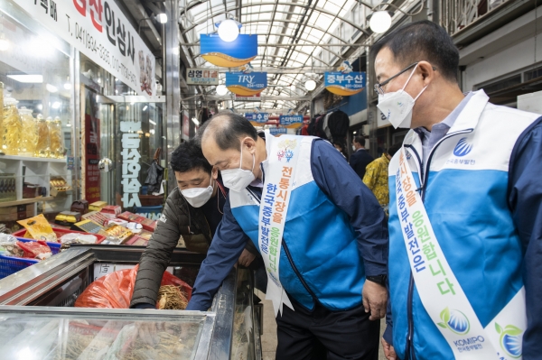 지난 26일 한국중부발전이 지역 소상공인 지원을 위한 보령전통시장에서 '착한소비를 위한 시장 장보기 캠페인'을 전개했다.(김호빈 한국중부발전 사장(가운데))