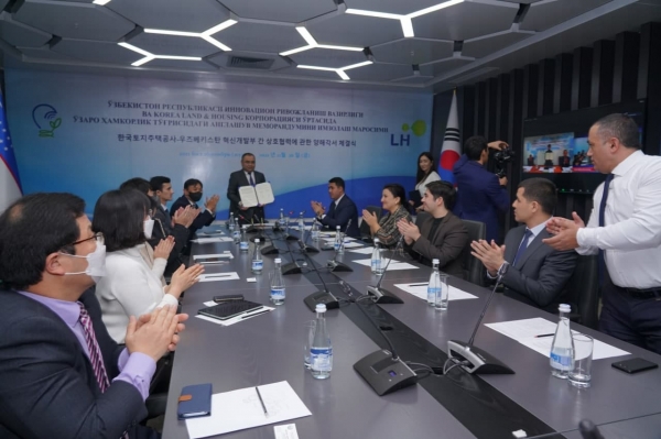 LH는 지난 26일 우즈베키스탄 공화국 혁신개발부와 수도 타슈켄트시 남부에 위치한 벡테미르구의 스마트시티 개발과 우즈베키스탄 도시 및 주택 개발사업 전반에 대한 상호협력 협약을 체결했다.(제공 LH)