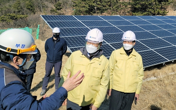 한국에너지공단 이상훈 이사장(사진 중앙)이 산지태양광 발전설비 안전예방을 위해 직원들과 함께 발전설비를 점검하고 있다.(제공 공단)