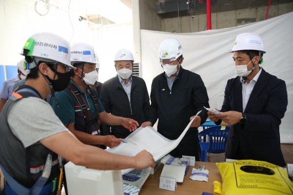 김현준 LH사장(오른쪽 두 번째)이 근로자 휴게실에서 폭염 시 근로자들의 체온을 낮춰주는 쿨매트에 대한 설명을 듣고 있다.(제공 LH)