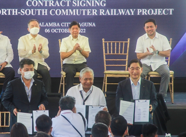 현대건설 윤영준 대표이사 사장(앞줄 맨 오른쪽)과 필리핀 교통부 제이미 바우티스타 장관(앞줄 가운데)이 계약서에 서명을 마치고 기념촬영을 하고 있다.(제공 현대건설)