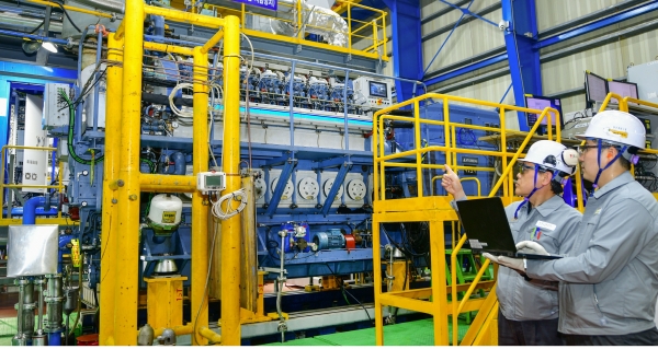 현대중공업 환경실증센터에서 진행한 1.5MW급 LNG·수소 혼소 힘센(HiMSEN)엔진의 성능시험 모습.(제공 현대중공업)
