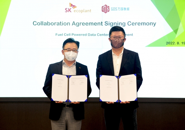SK에코플랜트가 중국 최대 데이터센터 개발∙운영 기업인 GDS가 싱가포르에 구축하는 데이터센터 연료전지 사업을수주했다. 사진은 지난해 8월 박경일 SK에코플랜트 사장(왼쪽)과 황 웨이(William Wei Huang) GDS 회장이 ‘연료전지 연계 데이터센터 사업 개발’을 위한 협약(Collaboration Agreement)을 체결한 뒤 기념촬영을 하고 있는 모습.=(제공 SK에코플랜트)