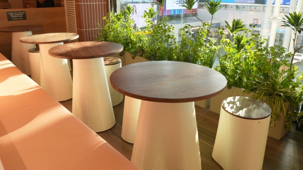 ㈜한화 건설부문이 폐플라스틱을 활용해 제작한 자원순환형 가구(테이블 및 의자, 서울역민자역사)=제공 한화