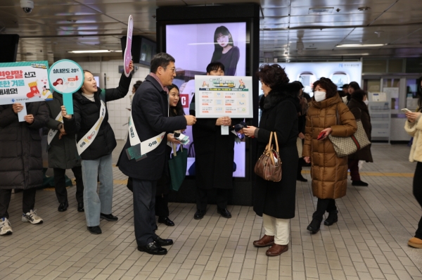 20일 강남역에서 실시한 ‘에너지 절약 거리 캠페인’에서 이상훈 한국에너지공단 이사장이 시민들을 대상으로 겨울철 에너지절약 실천요령을 홍보하고 있다.(제공 에너지공단)