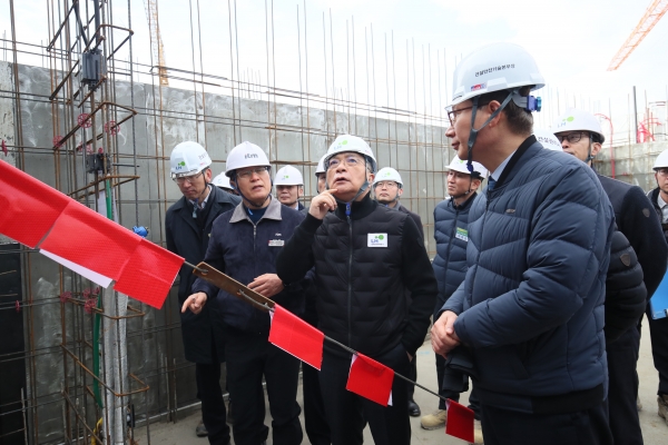 이한준 LH사장이 지난 19일, 화성향남2 A22BL 아파트 건설현장을 방문해 건설혁신 이행현황을 점검하고 있다.(제공 LH)