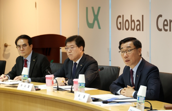 LX한국국토정보공사 어명소 사장이 19일 열린‘제1회 사업실적 점검 회의’에서 발언하고 있다.