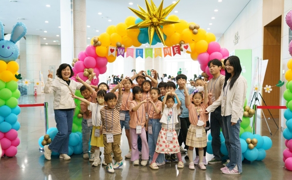 3일 경남 진주 LH 본사에서 진행된 ‘LH에서 행복을 만나다!’ 문화행사에서 아이들과 관계자들이 기념촬영을 하고 있다.(이미지 제공=lh)